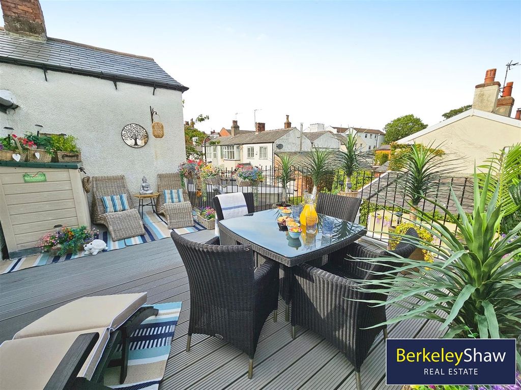 Property photo 3 of 31 Terrace
