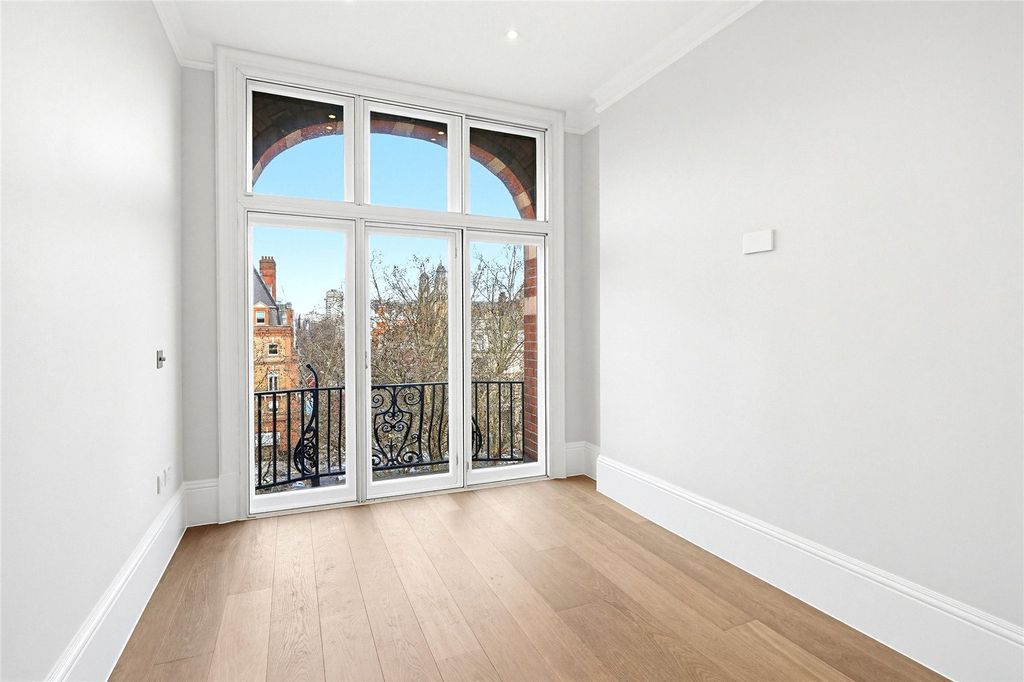 Property photo 2 of 18 Picture No. 23