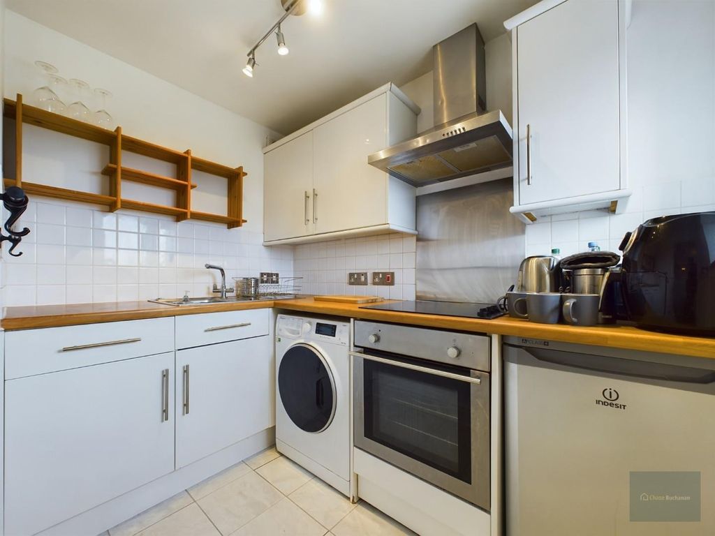 Property photo 3 of 10 Kitchen