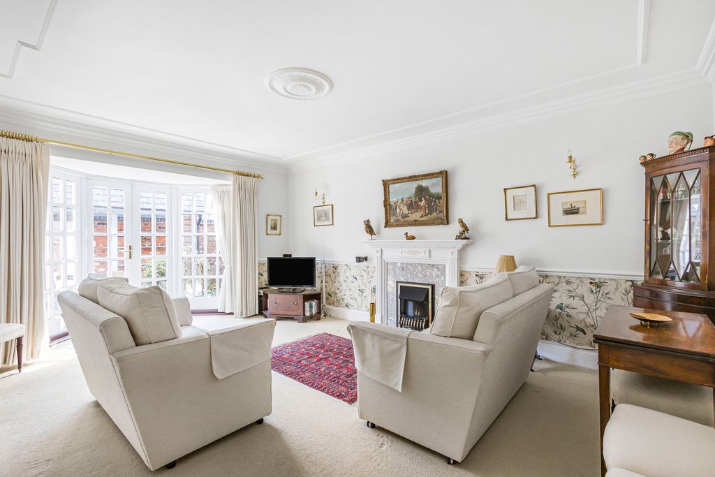 Property photo 2 of 21 Living Room