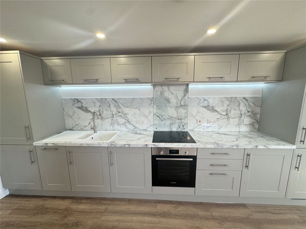 Property photo 3 of 12 Flat 302