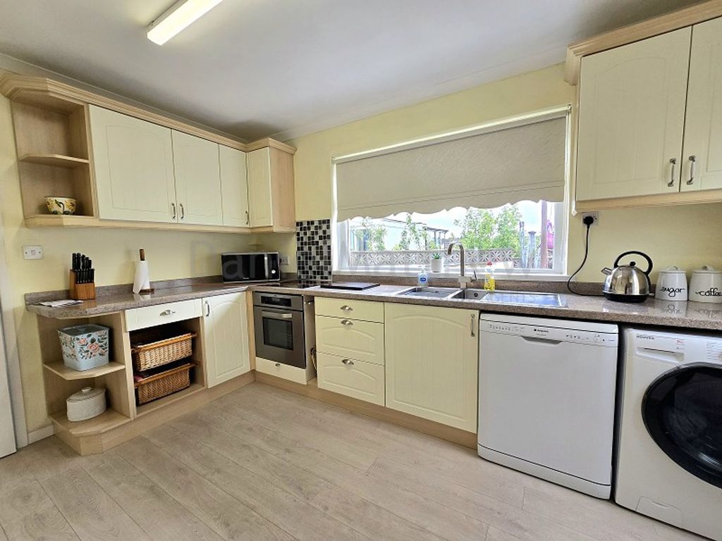 Property photo 3 of 17 Kitchen