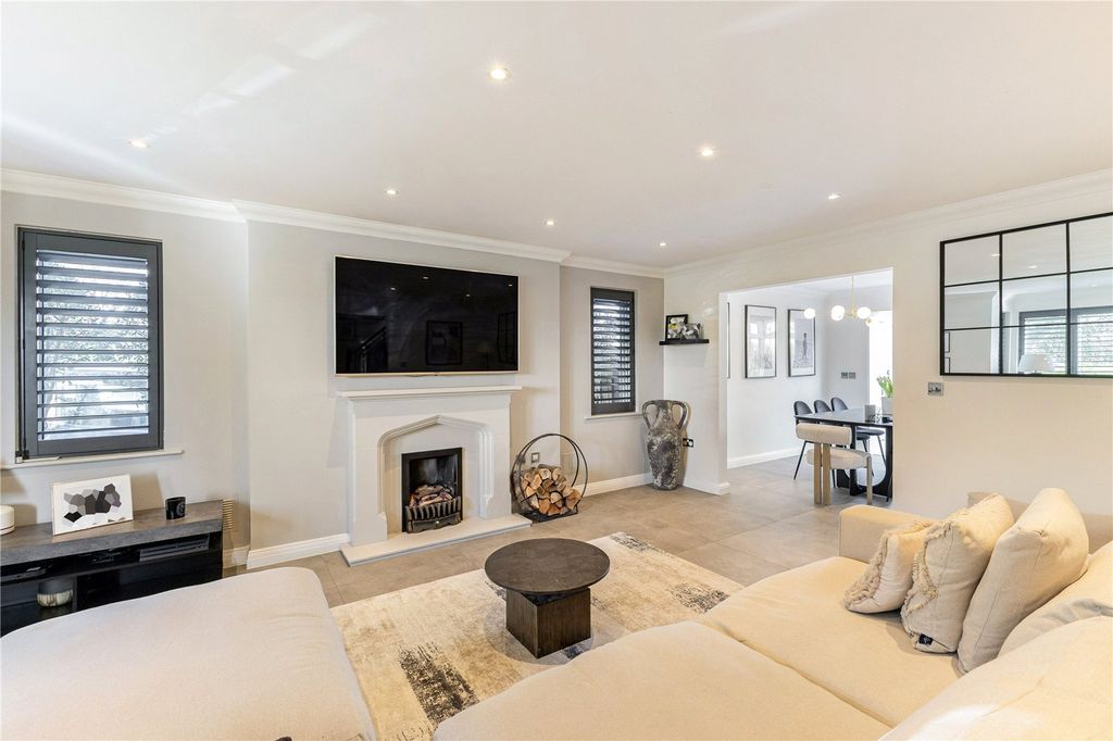 Property photo 3 of 18 Lounge