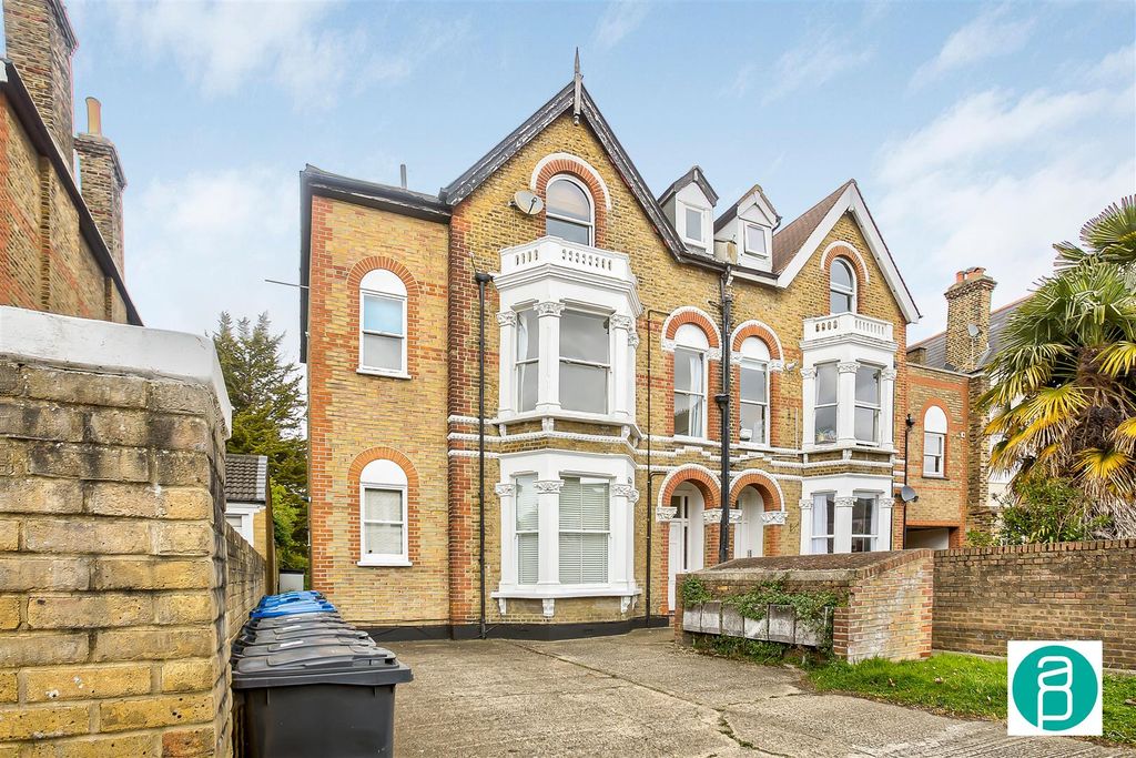 Property photo 3 of 10 Flat_5_68_Queens_Road-17.Jpg