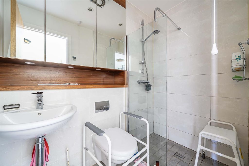 Additional image 18 of 2 bed flat for sale15 King George's Drive, Liphook GU30