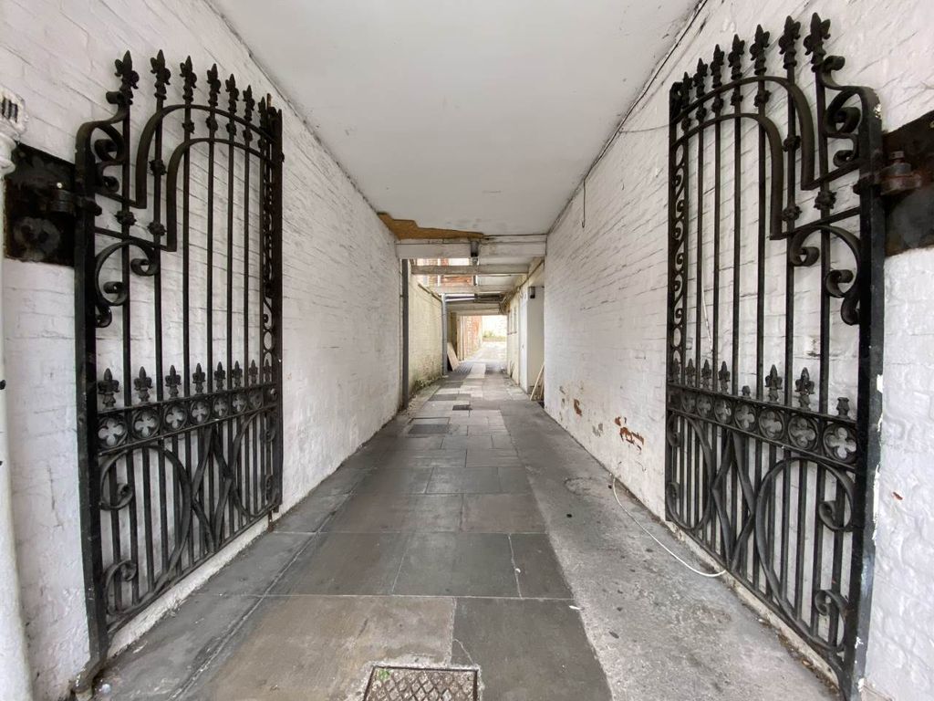 Property photo 2 of 7 Gates