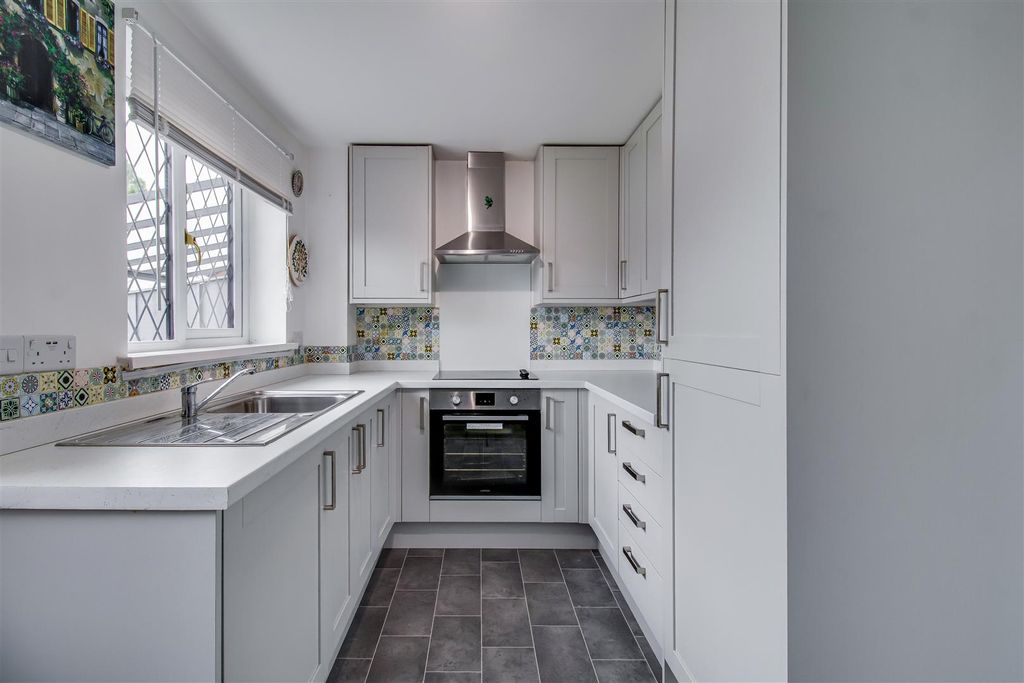 Property photo 3 of 8 Kitchen