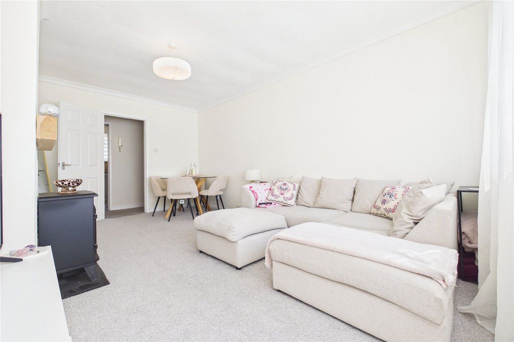 Property photo 3 of 18 Living Room