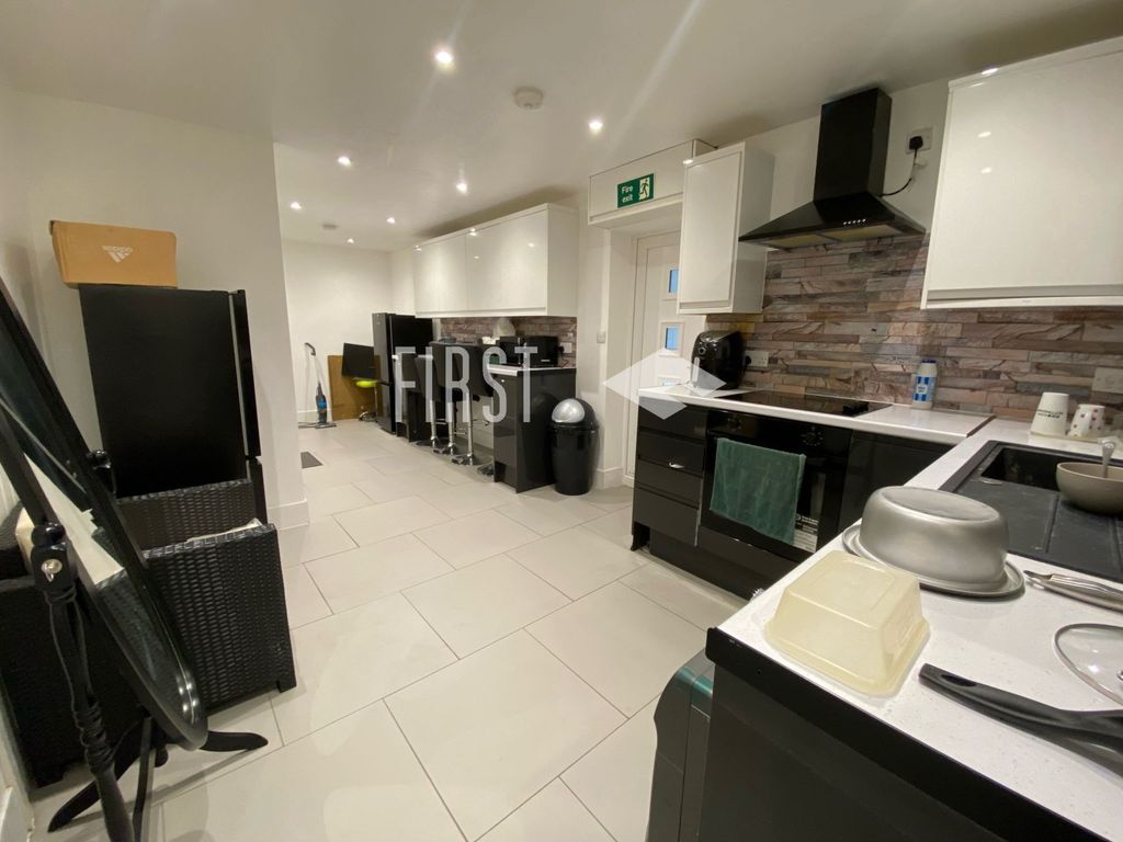 Property photo 1 of 6 Photo 6