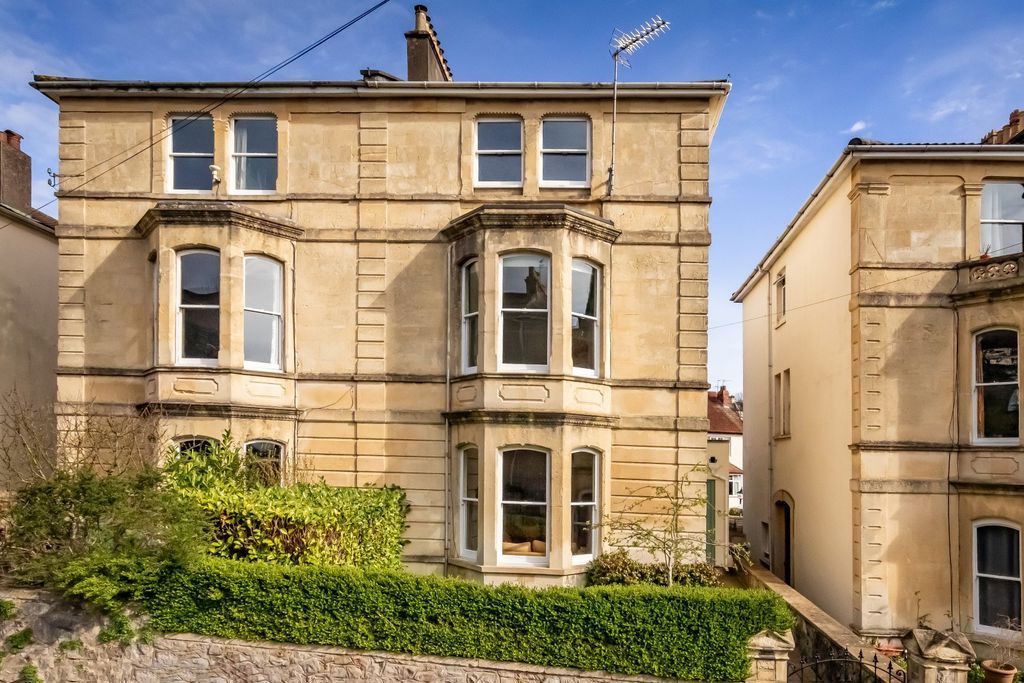 Property photo 1 of 17 External