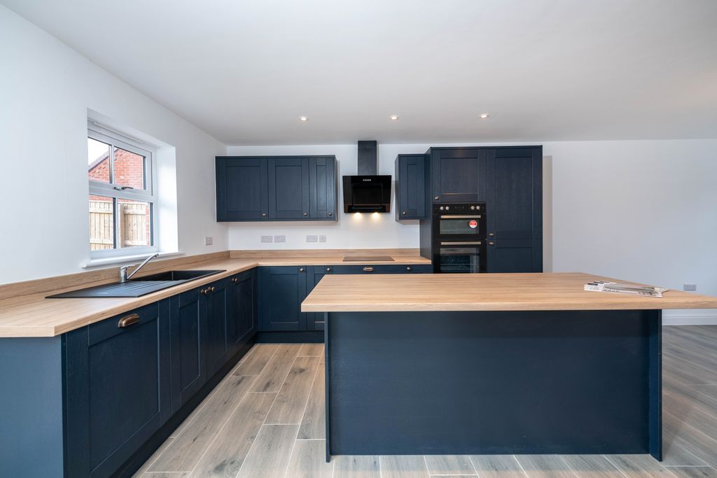 Property photo 3 of 34 Brookenby