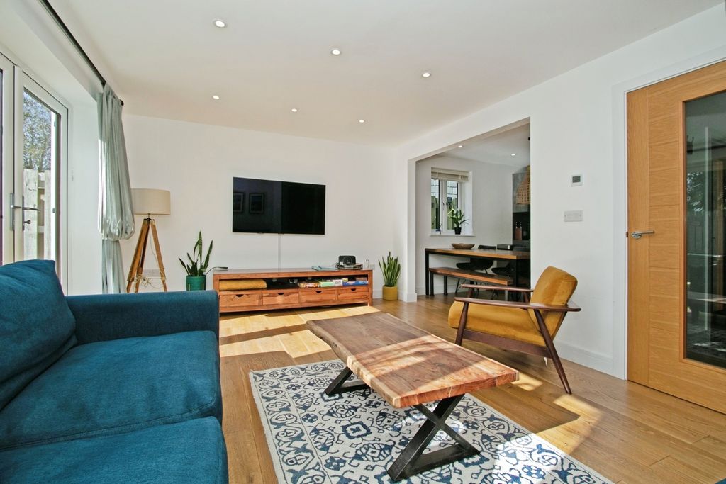 Property photo 3 of 38 Lounge