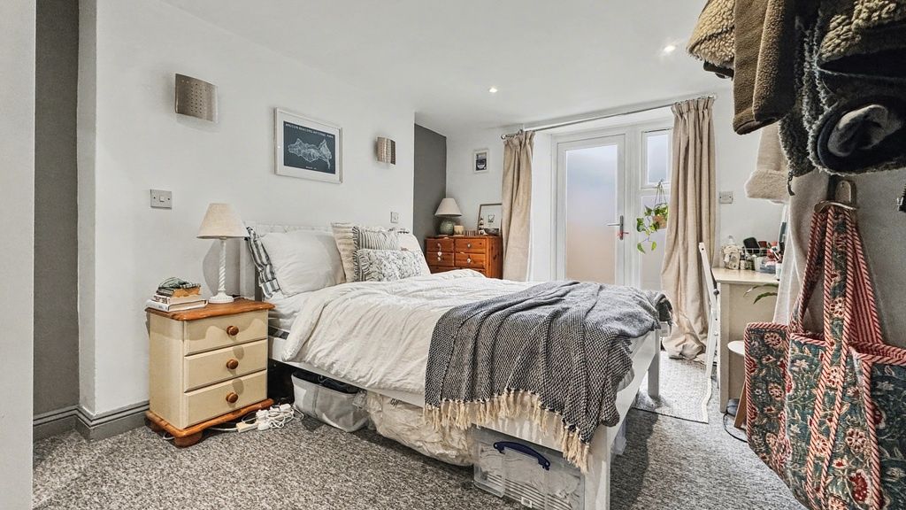 Property photo 2 of 11 Spacious Modern Bedroom With Natural Light...