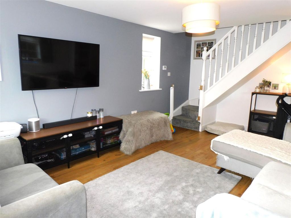 Property photo 2 of 9 Summ Lounge 2.Jpg