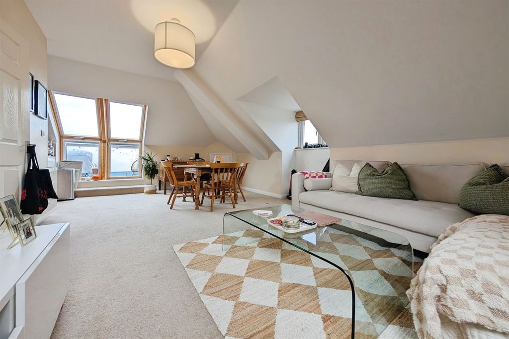 Property photo 3 of 9 (Main)