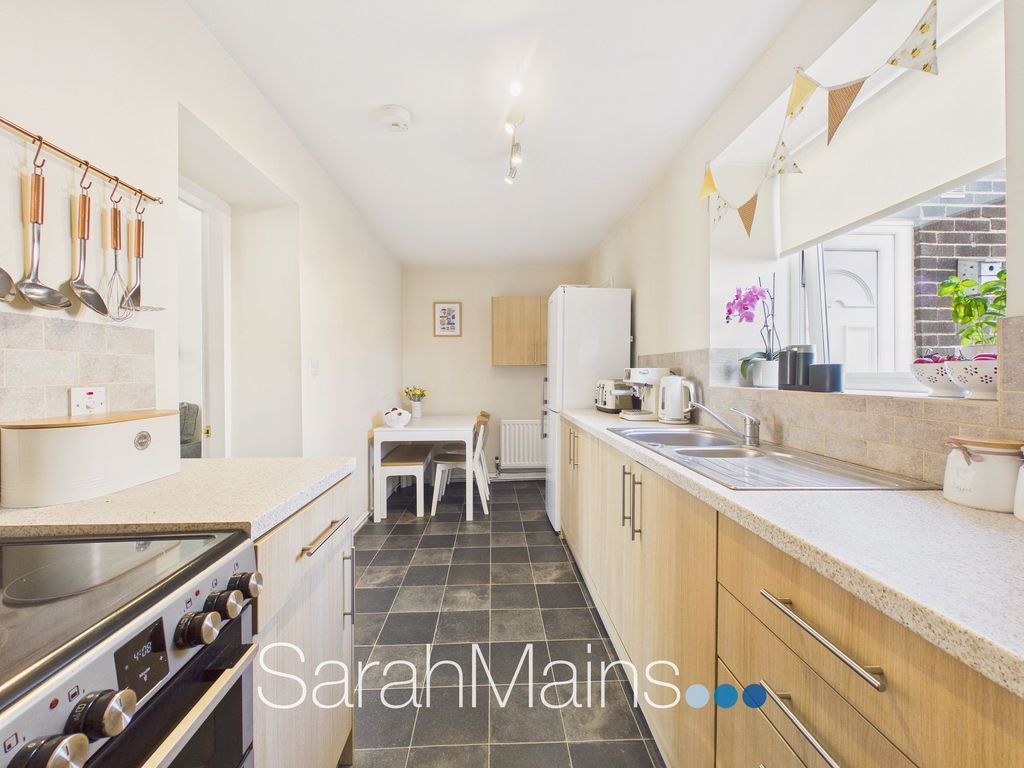 Property photo 3 of 12 Kitchen