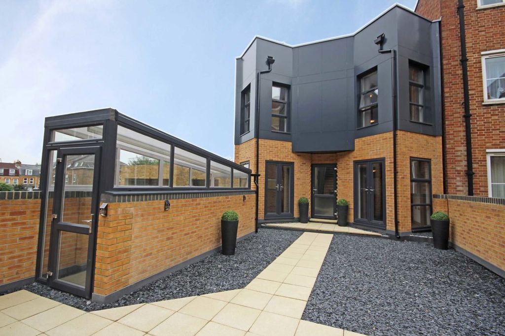 Property photo 1 of 3