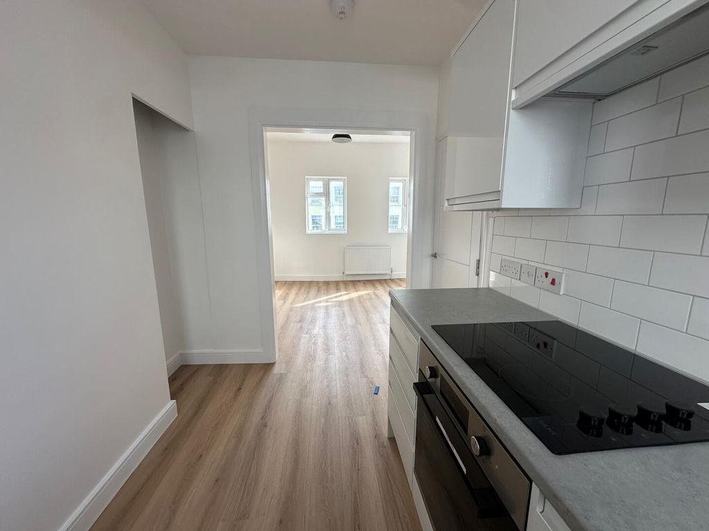 Property photo 2 of 7 Kitchen