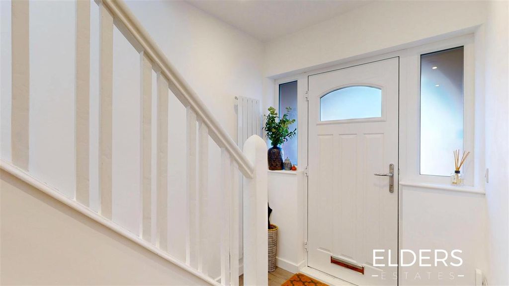 Property photo 3 of 29 Entrance Hall