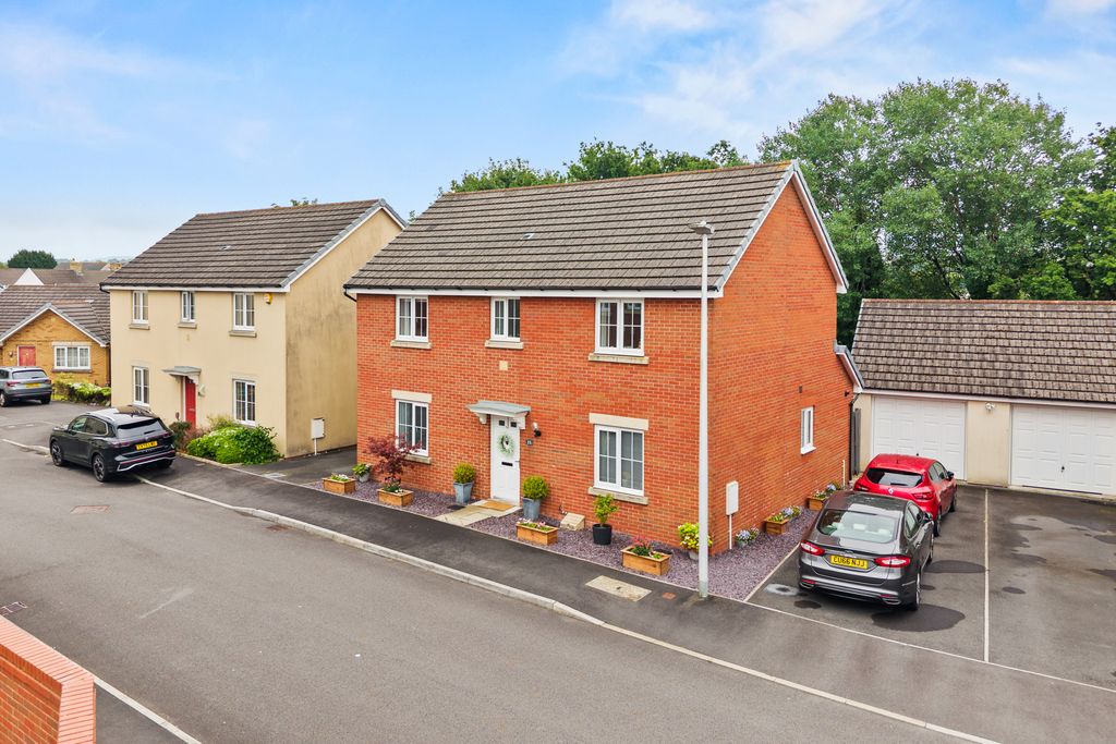 Property photo 1 of 32