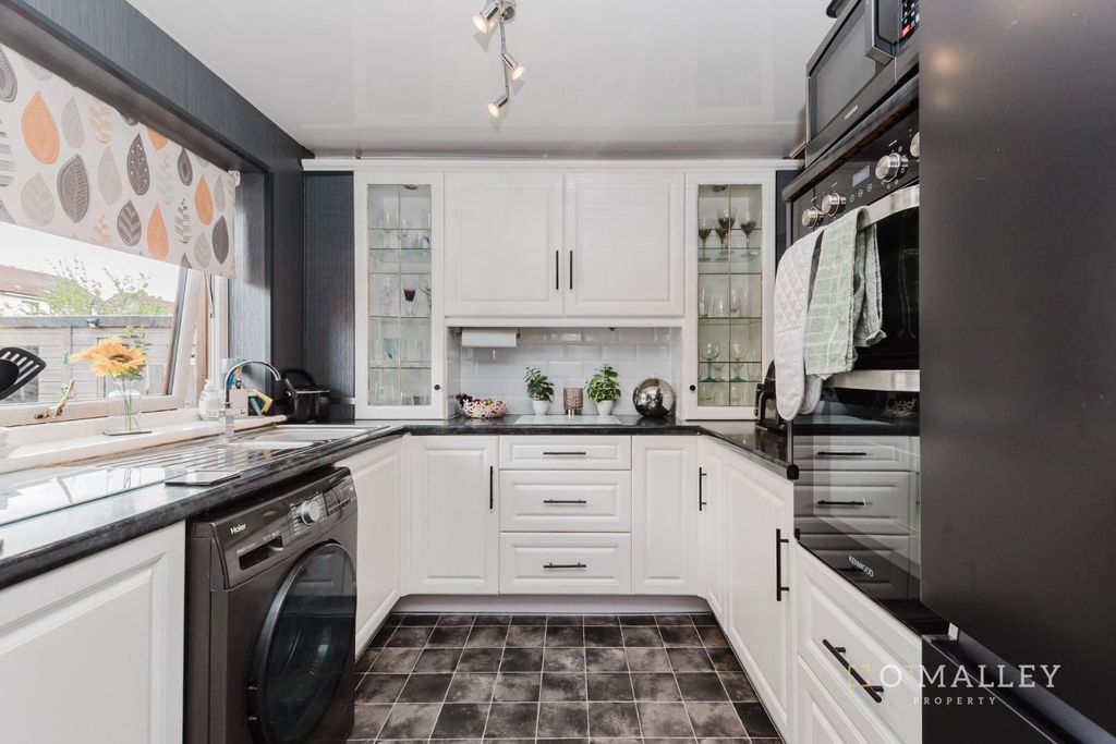 Property photo 3 of 19 Kitchen