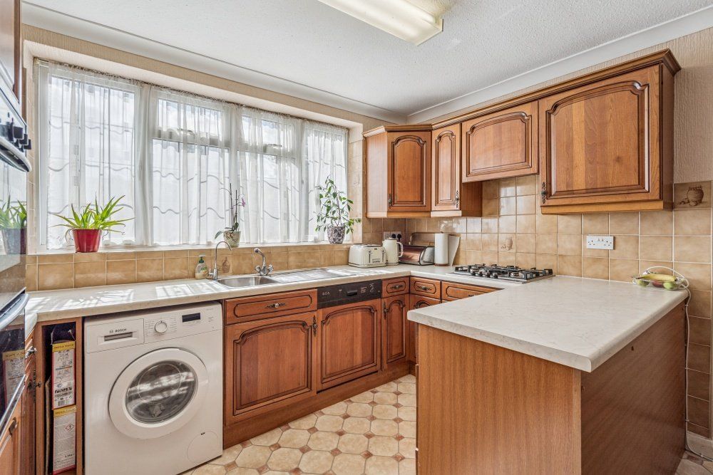 Property photo 3 of 17 Kitchen
