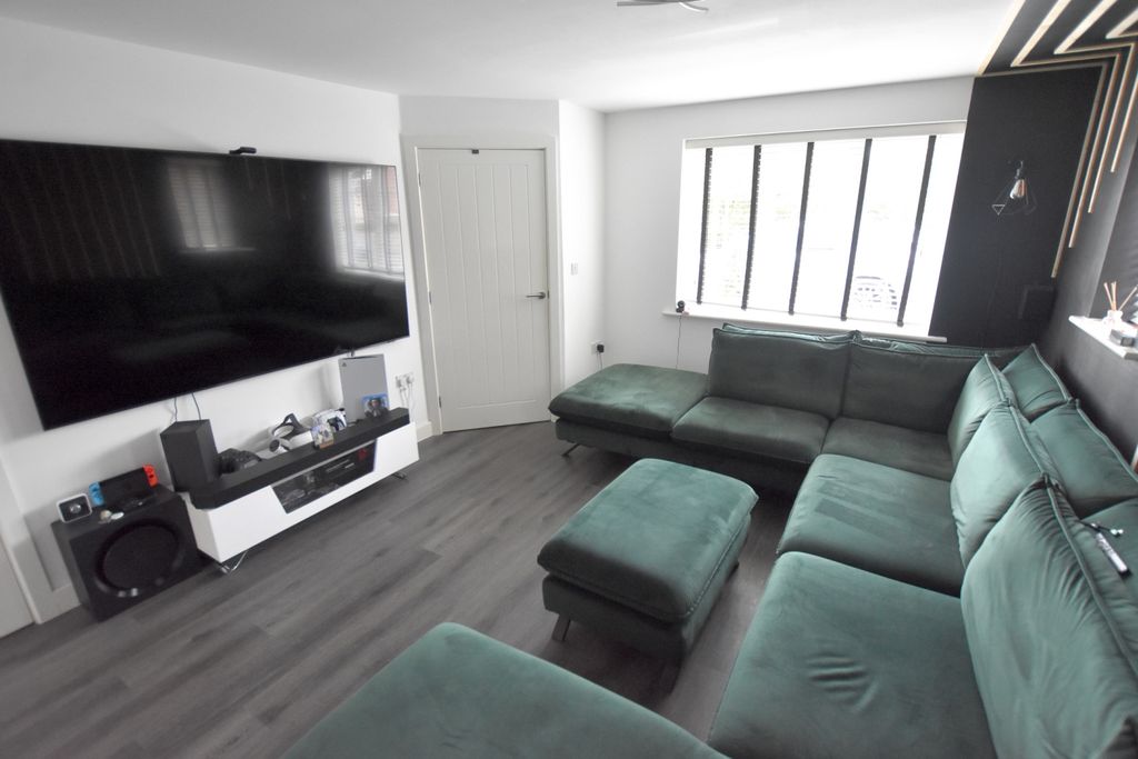 Property photo 3 of 15 Lounge