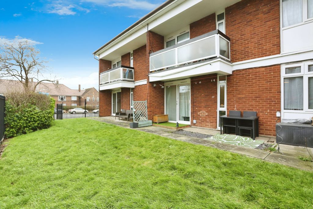 Property photo 1 of 14 Communal Gardens