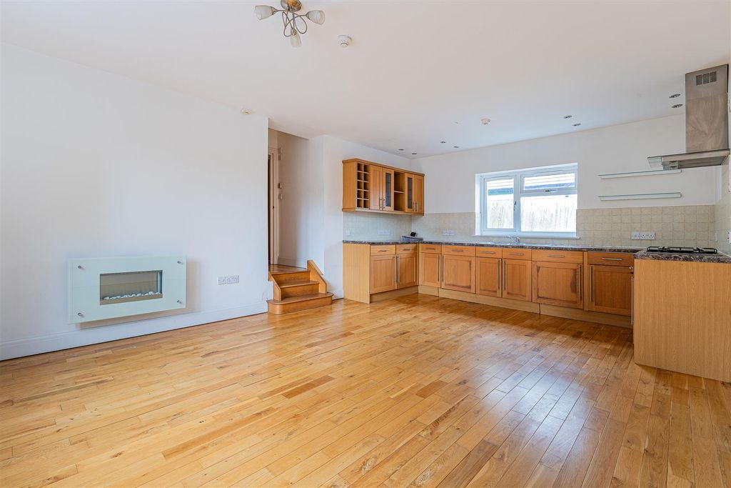 Property photo 2 of 11 4 Princes Mansions-3.Jpg