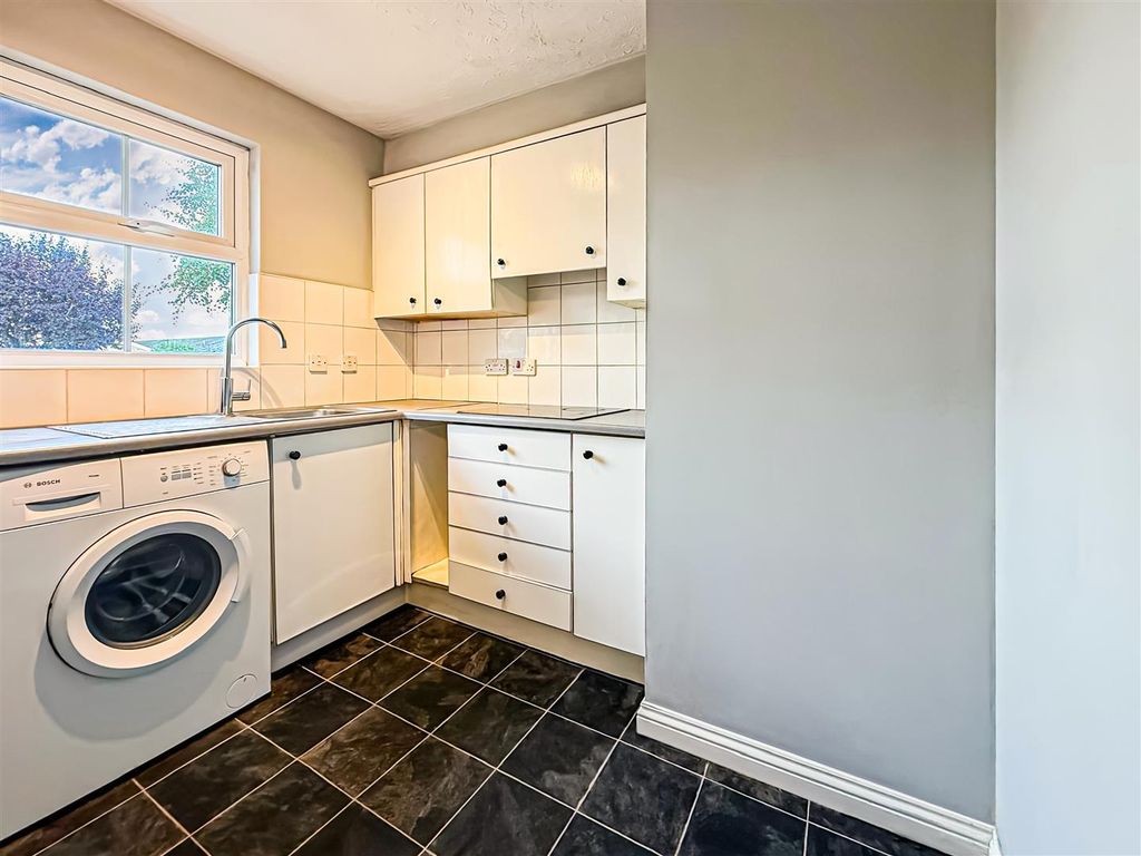 Property photo 3 of 9 Kitchen