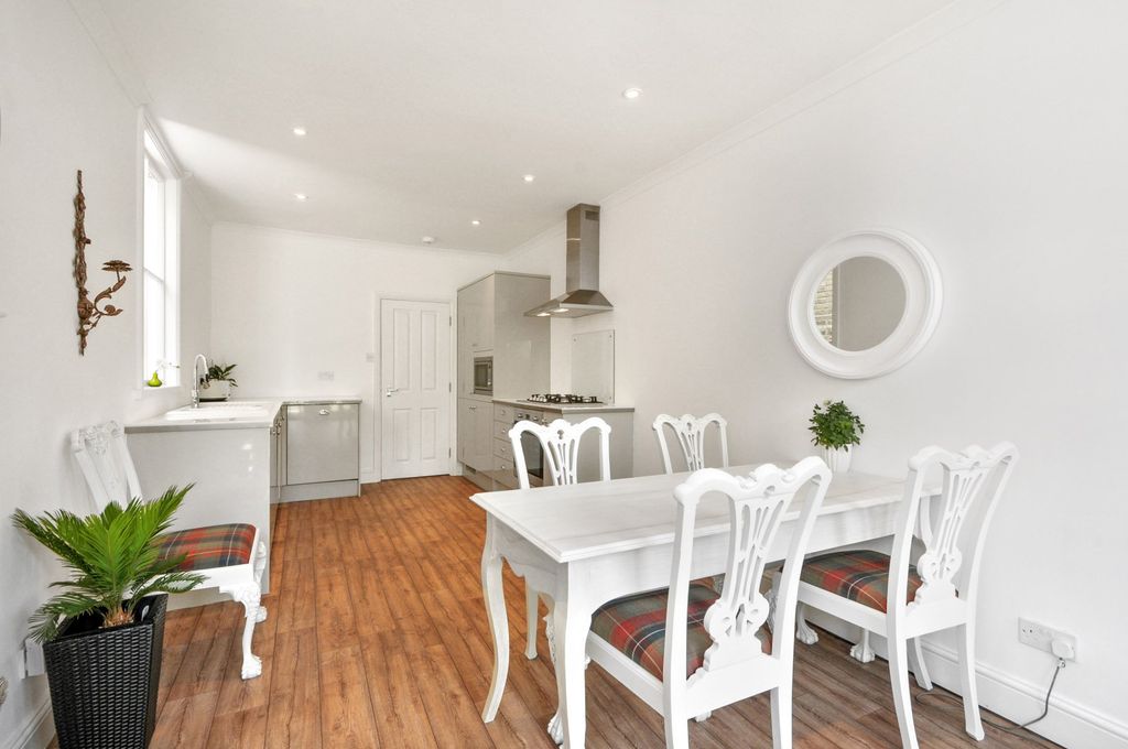 Property photo 1 of 13 Photo 02