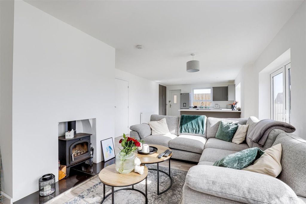 Property photo 3 of 28