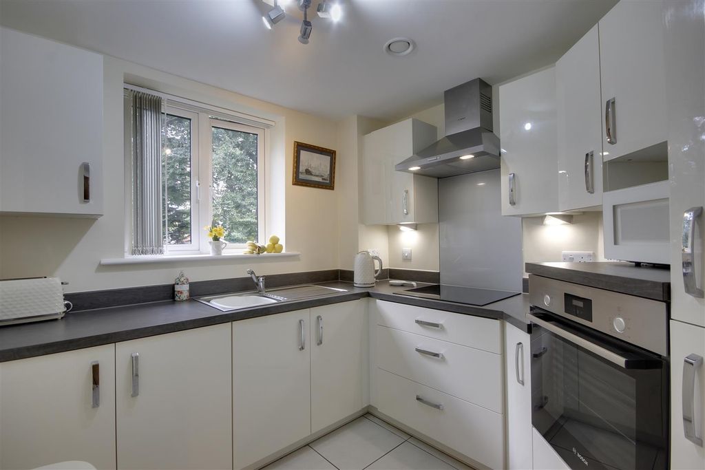 Property photo 3 of 6 Kitchen