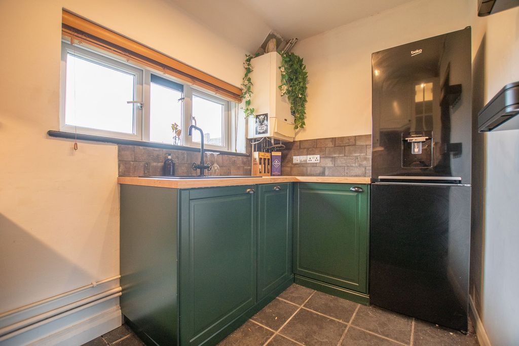 Property photo 3 of 10 Kitchen