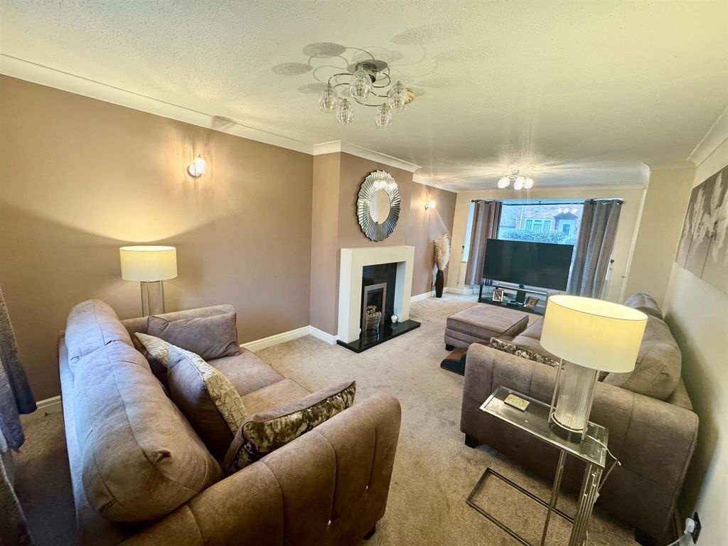 Property photo 2 of 25 Lounge.Jpg