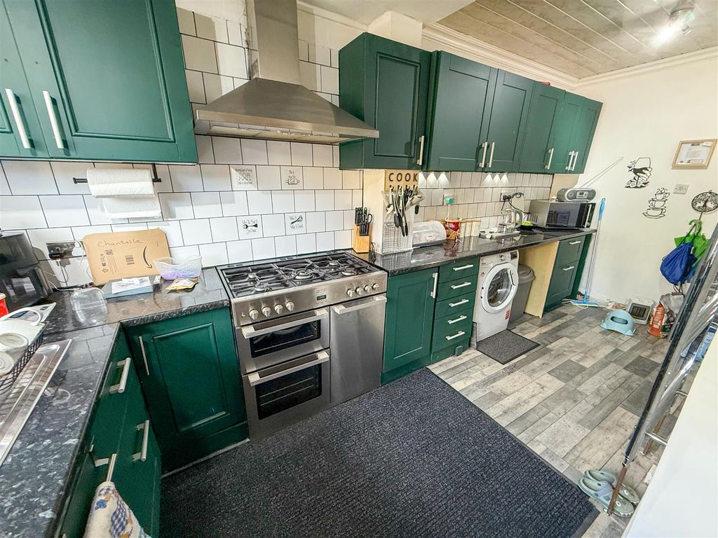 Property photo 2 of 11 Kitchen