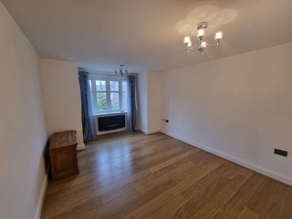 Property photo 2 of 8 Livingroom