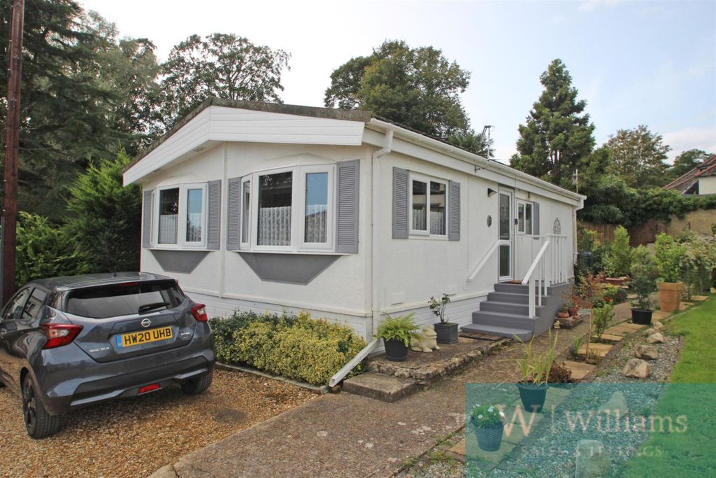 Property photo 2 of 17 .