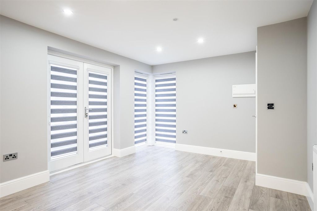 Property photo 2 of 9 C 2 The Crescent York (1 Of 13).Jpg