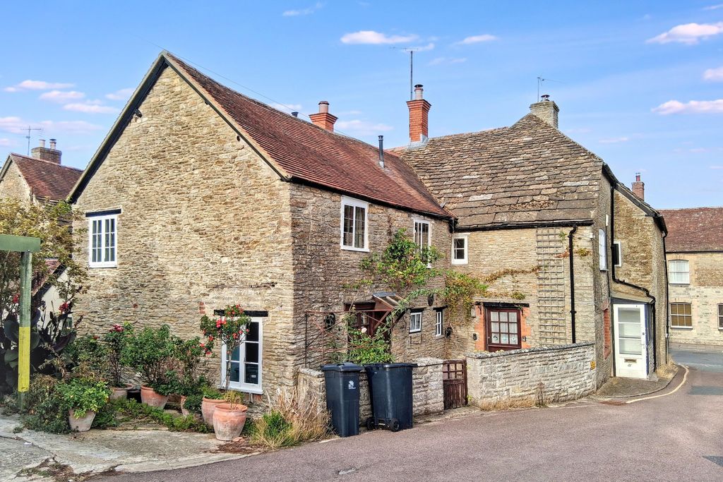 Property photo 1 of 11 Silk Hay, High Street, Stalbridge, Sturminster Newton, Dorset, DT10 2Lh