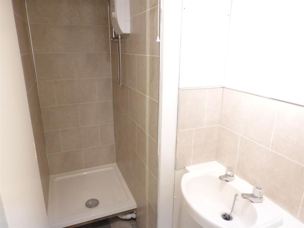 Property photo 3 of 9 Bathroom