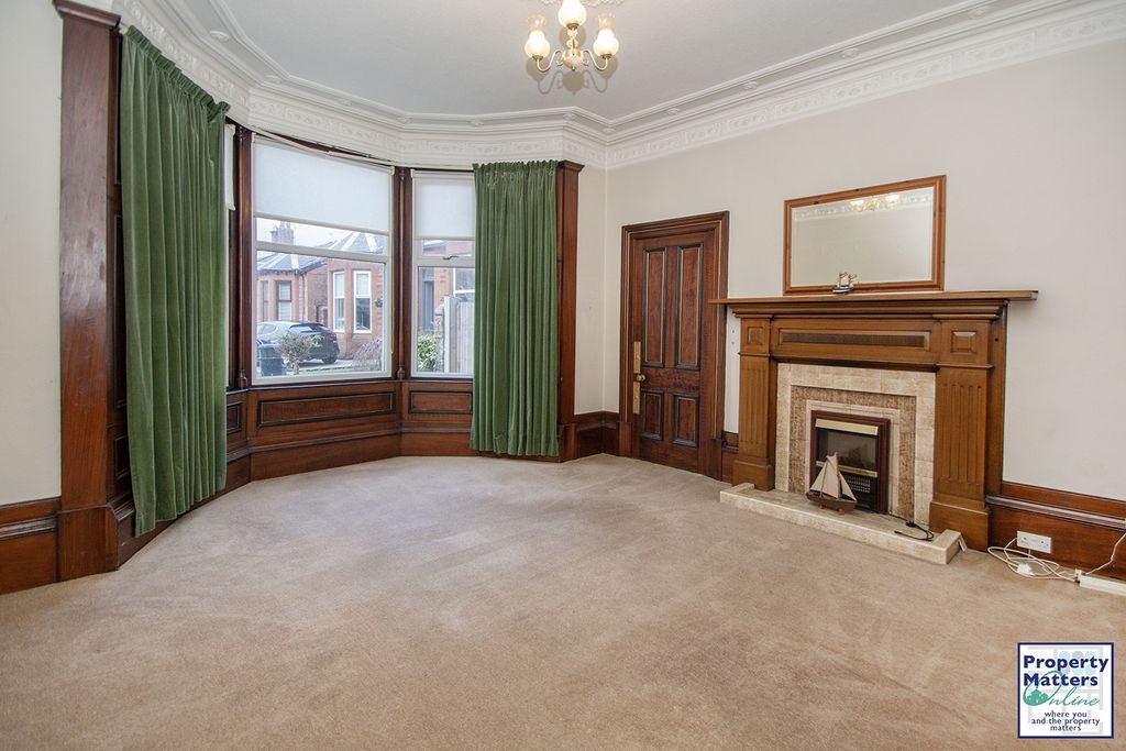 Property photo 3 of 18 Lounge