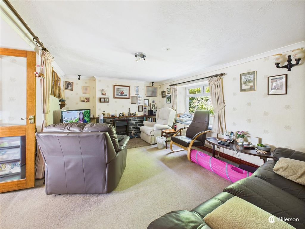 Property photo 3 of 38 Cam05426G0-Pr0015-Still030.Jpg