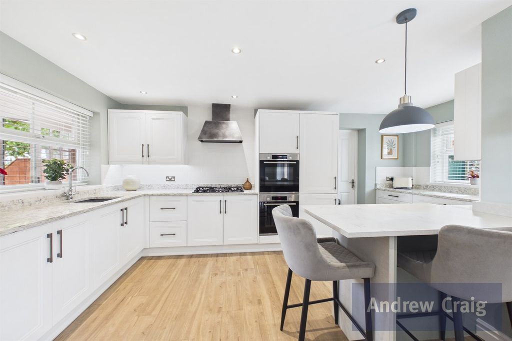 Property photo 3 of 17 Kitchen Breakfasting Room