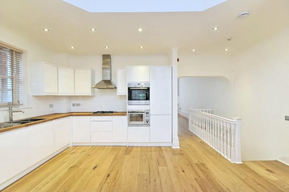 Property photo 3 of 11 Kitchen