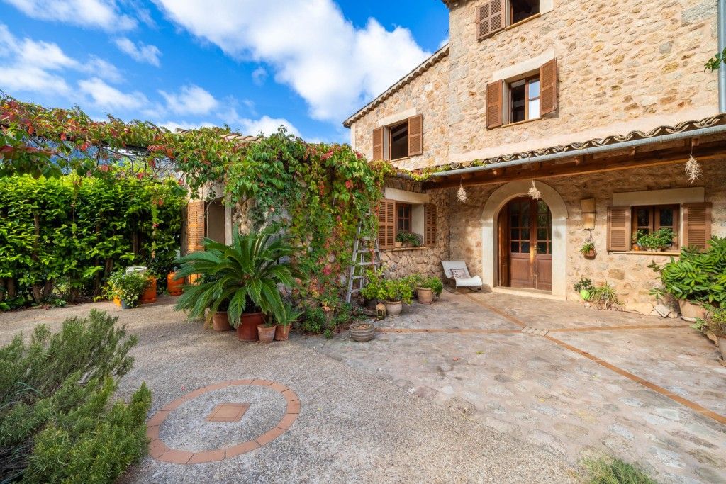 Property photo 1 of 11 Exterior (2)