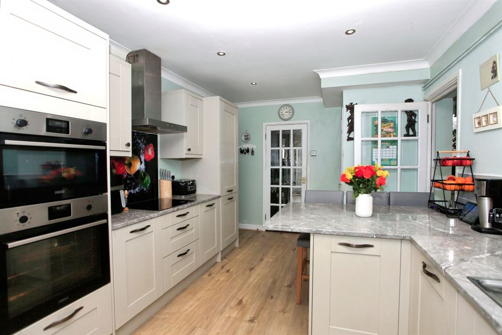 Property photo 3 of 30 Kitchen/Breakfast Room
