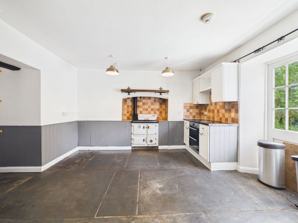 Property photo 3 of 18 Kitchen