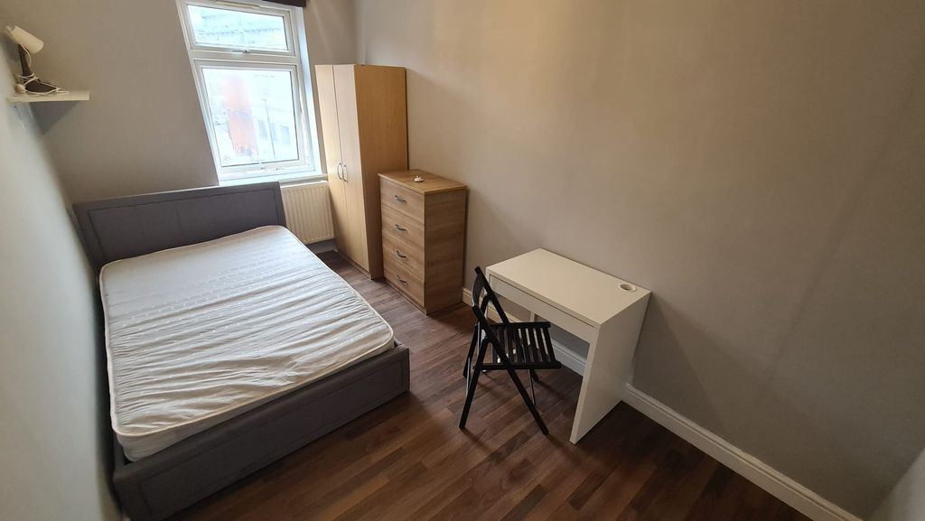 Property photo 1 of 13 Room 3- £800 Available 01/09/2026
