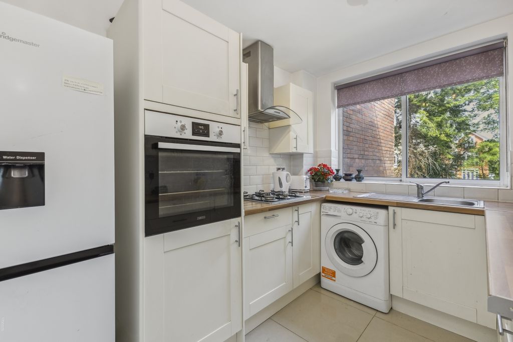 Property photo 3 of 16 93830_Flat 14 Lea...